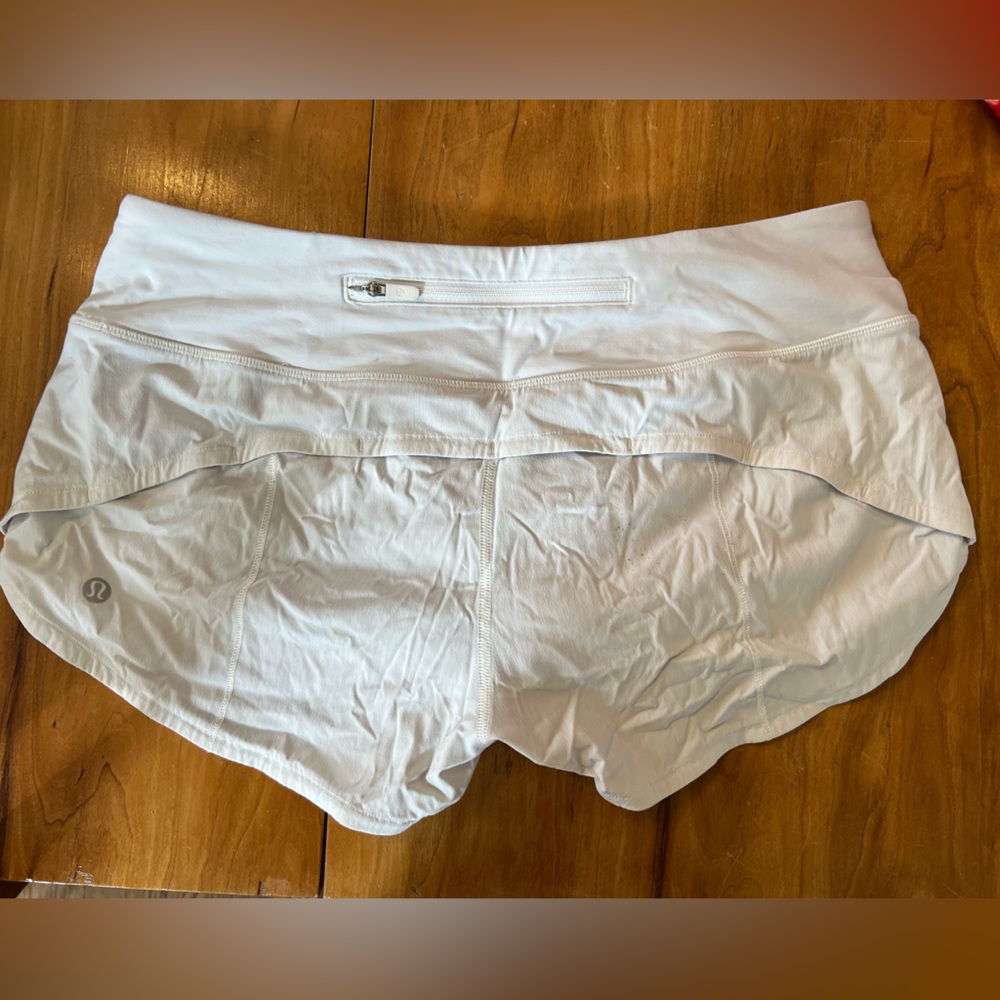 Lululemon 2.5” white speed up shorts Size 6